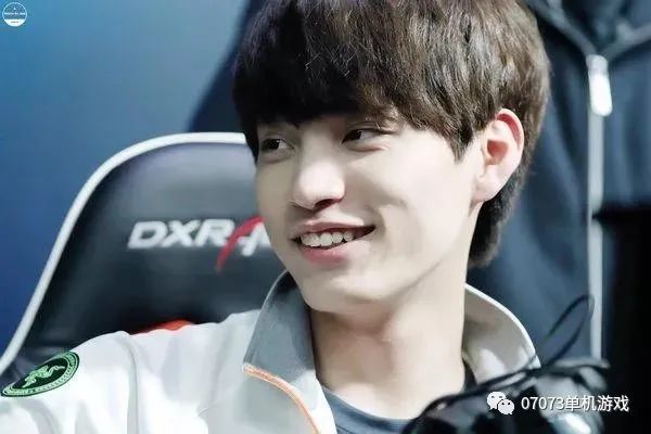 包含T1血洗DRX，Perkz操刀奇招英雄翻盘宿敌对决淘汰赛，锁定晋级资格的词条